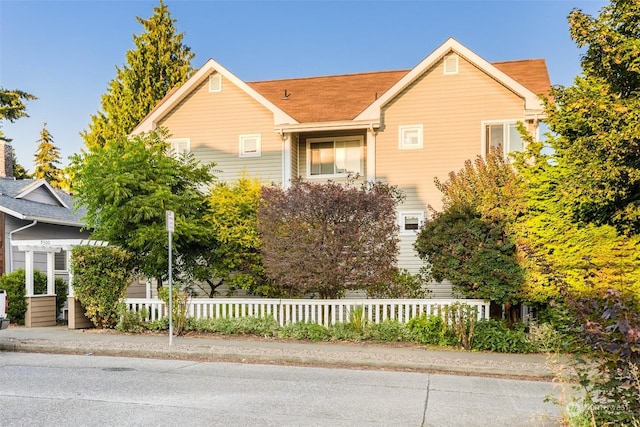 view of front of home featuring a fenced front yard