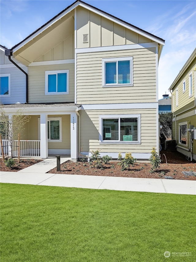 view of front of house featuring a front lawn