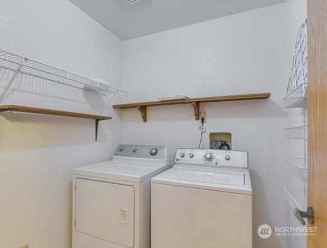 laundry room with laundry area and independent washer and dryer