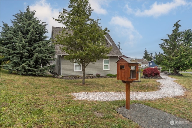 view of front of house featuring a front lawn