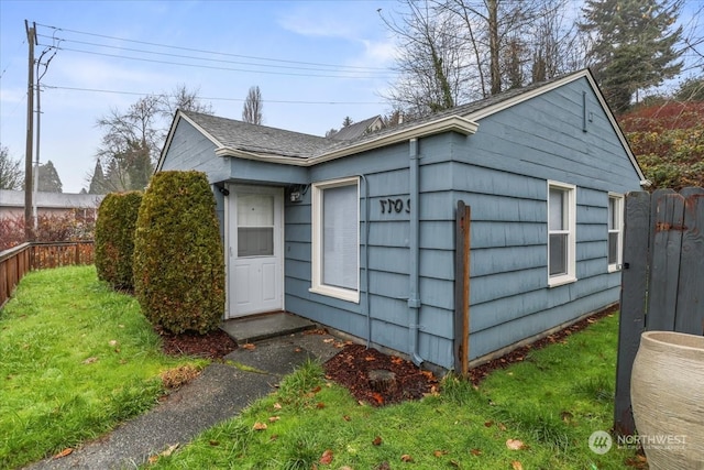 view of front of property featuring a front lawn