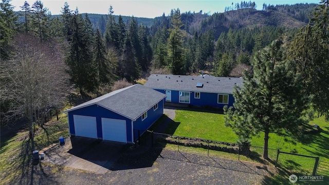 bird's eye view featuring a wooded view