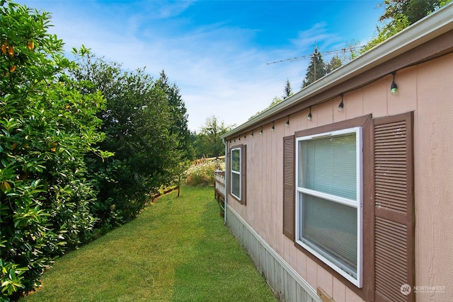 view of side of property featuring a lawn