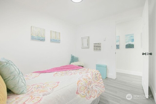 317 2nd Ave NW, Kelso, WA 98626 - bedroom with light wood-style flooring and baseboards