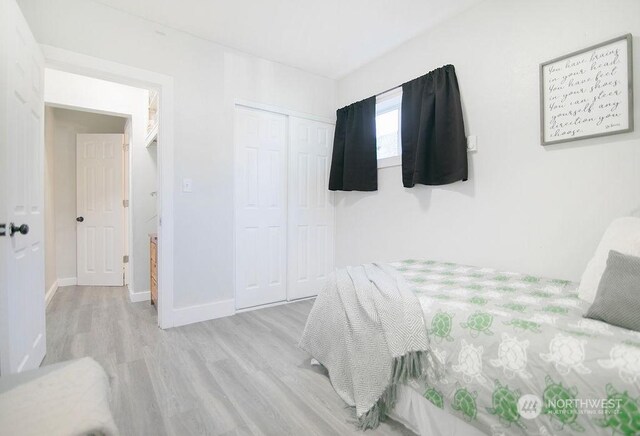 317 2nd Ave NW, Kelso, WA 98626 - bedroom featuring a closet, baseboards, and light wood-style flooring