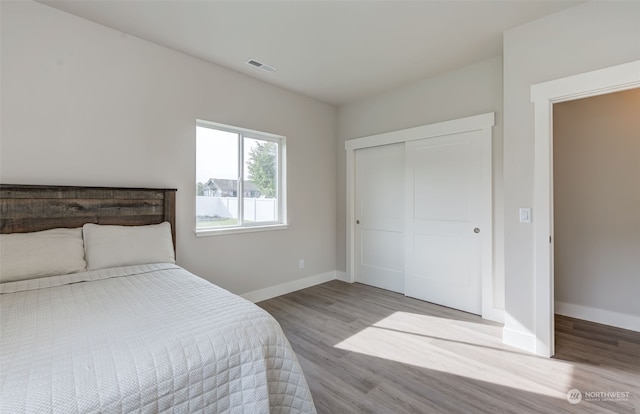 unfurnished bedroom featuring light hardwood / wood-style flooring and a closet