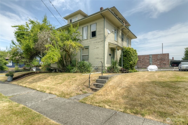 view of front facade featuring a front lawn