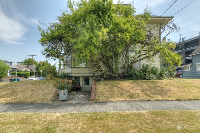 view of front of house with a front yard