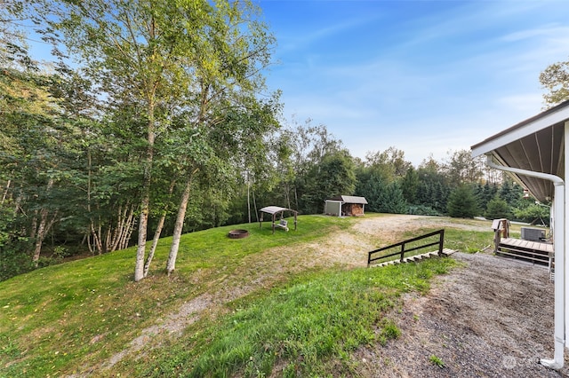 view of yard with an outbuilding