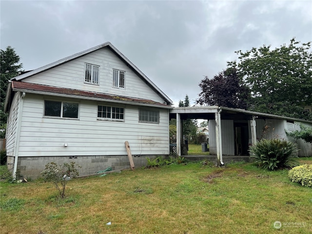 rear view of house featuring a yard