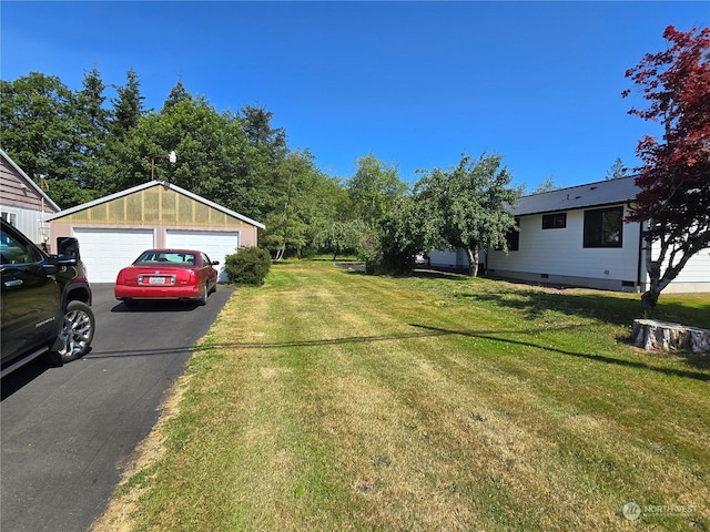 view of yard with a garage and an outdoor structure