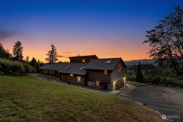 view of front of property featuring a yard and a mountain view