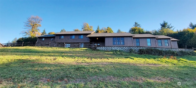 view of front of house featuring a front yard