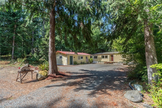 single story home with driveway