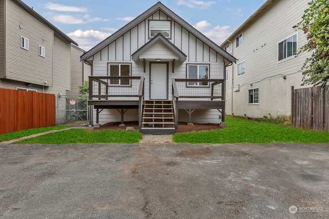 view of front facade featuring a deck