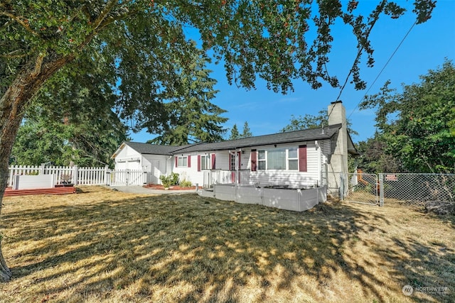 single story home with a front lawn