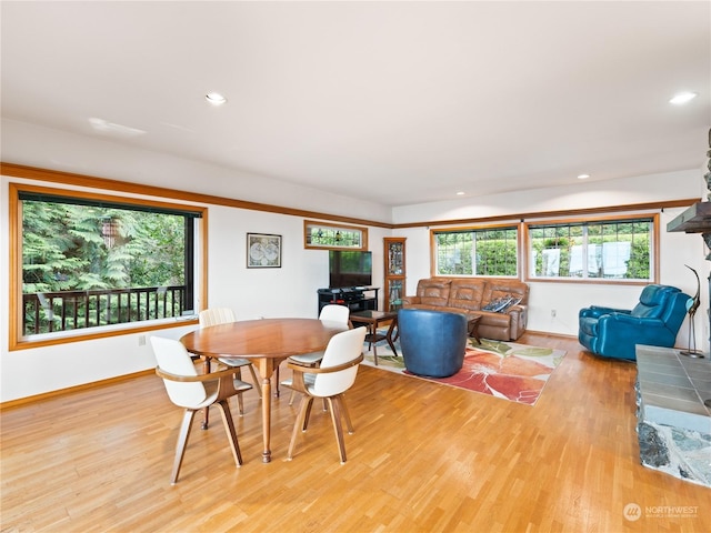 dining space featuring light wood-style floors, recessed lighting, and baseboards