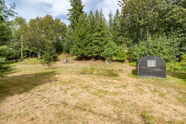 view of yard featuring an outdoor structure