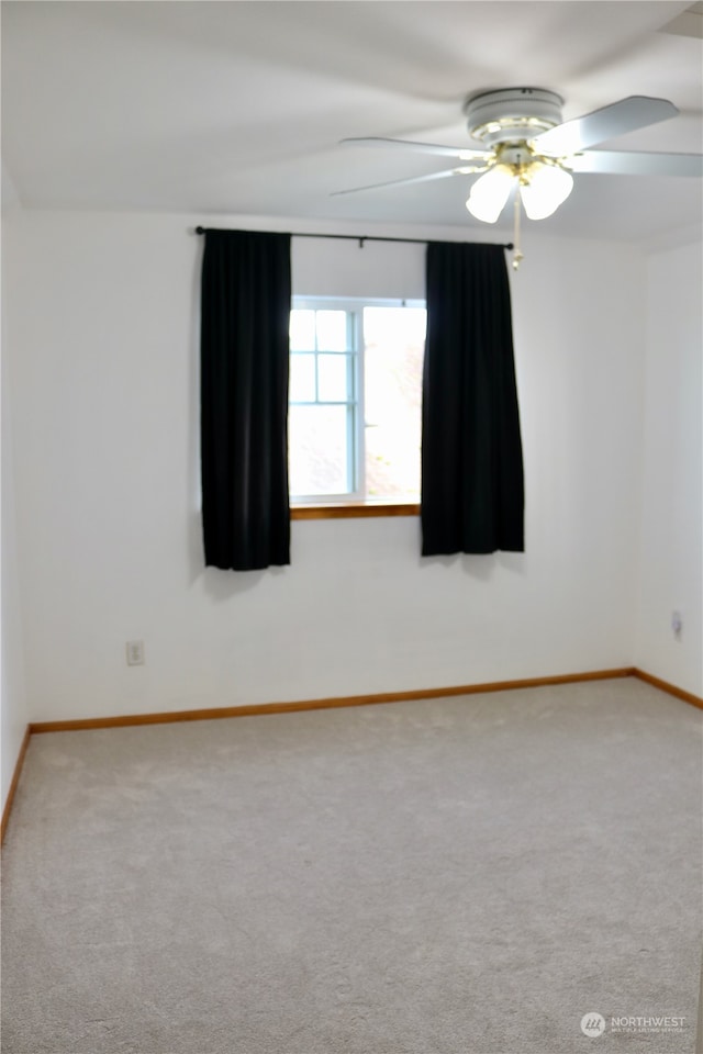 carpeted empty room featuring ceiling fan