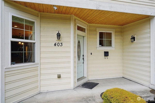 property entrance featuring a porch