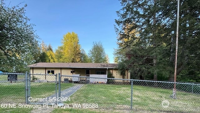 ranch-style home featuring a front lawn