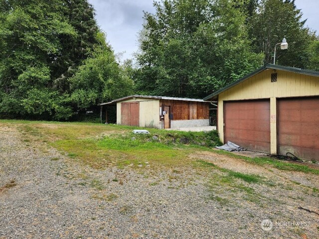 view of yard featuring an outdoor structure and a garage