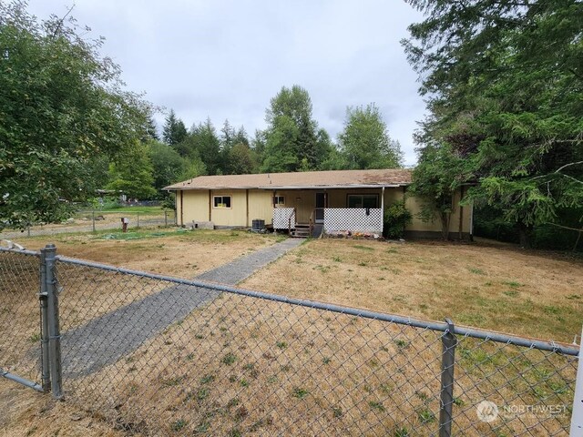 single story home with a front lawn