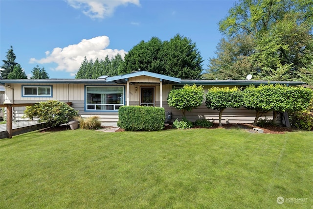 view of front of home with a front lawn