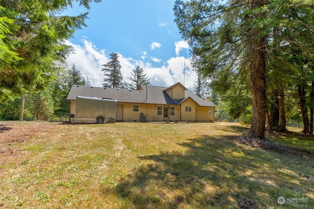 view of front of home featuring a front yard