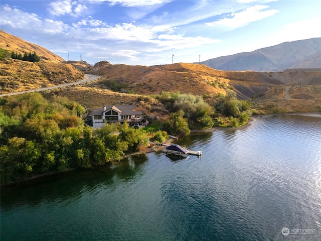 water view featuring a mountain view