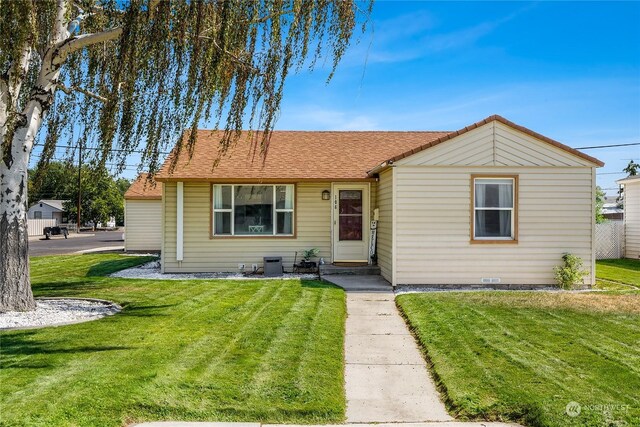 view of front of home featuring a front lawn