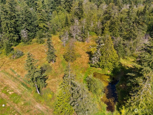 bird's eye view featuring a wooded view