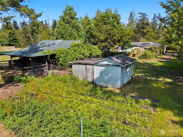 view of yard with a storage unit