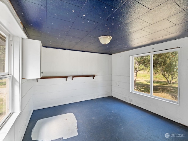 empty room featuring concrete flooring