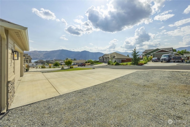 view of yard featuring a mountain view