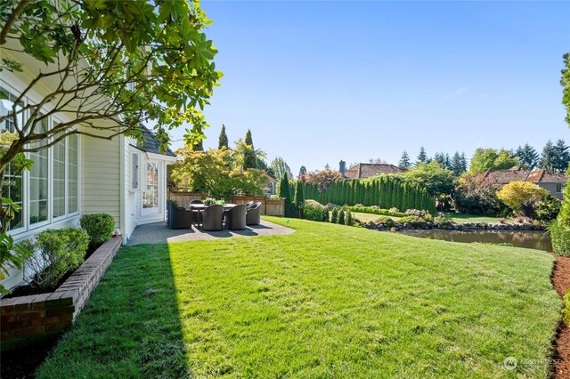 view of yard featuring an outdoor hangout area and a patio area