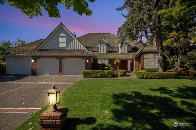 view of front facade featuring a yard and a garage