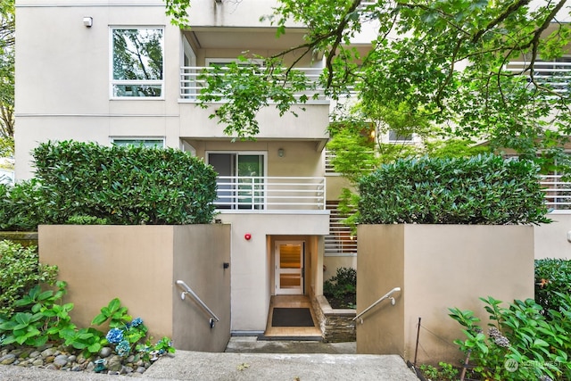 view of front of house with a balcony