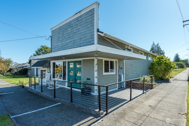 view of front of property featuring covered porch