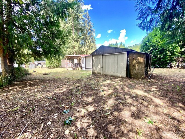 view of yard with an outdoor structure