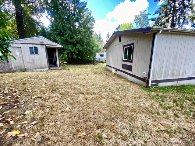 view of yard featuring an outdoor structure