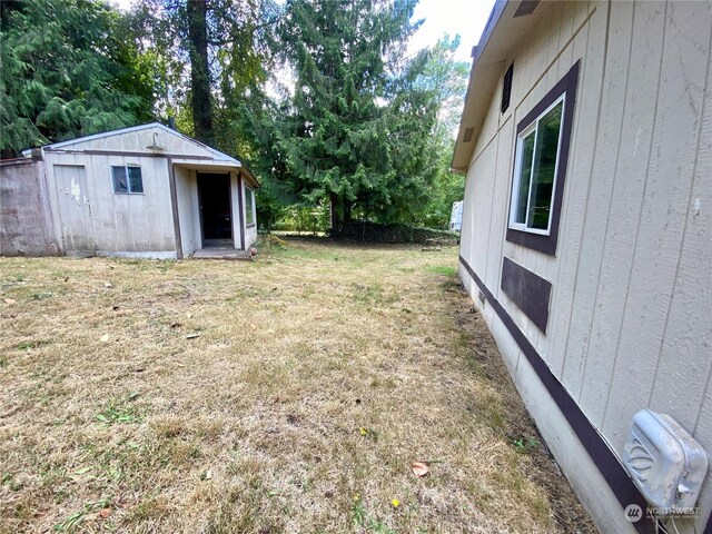 view of yard featuring an outbuilding