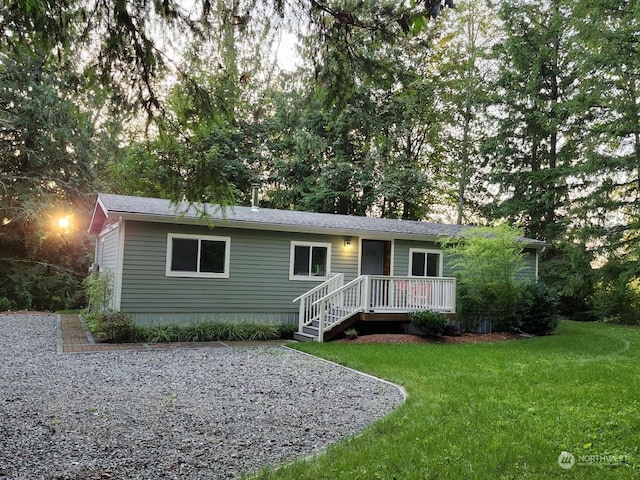 view of front facade with a front yard