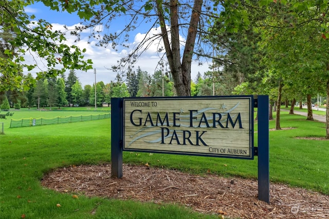 community / neighborhood sign featuring a lawn