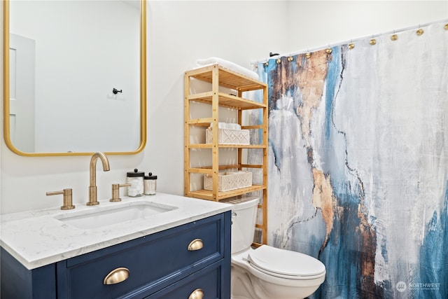 bathroom featuring a shower with shower curtain, vanity, and toilet