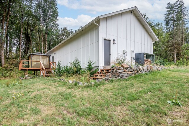 view of outdoor structure featuring a yard