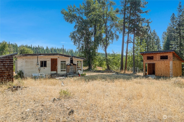 view of yard featuring an outbuilding