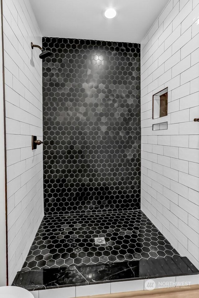 bathroom featuring tiled shower