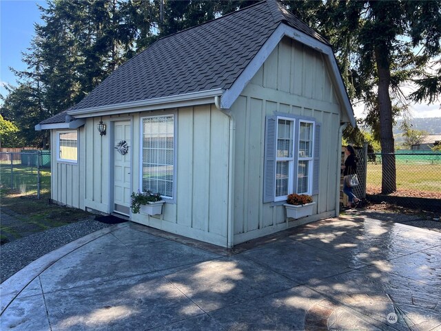 580 N Dunlap Ave, Sequim, WA 98382 - view of outdoor structure featuring an outbuilding and fence