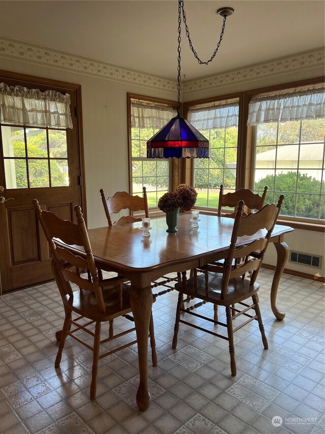 580 N Dunlap Ave, Sequim, WA 98382 - dining space featuring visible vents and wallpapered walls